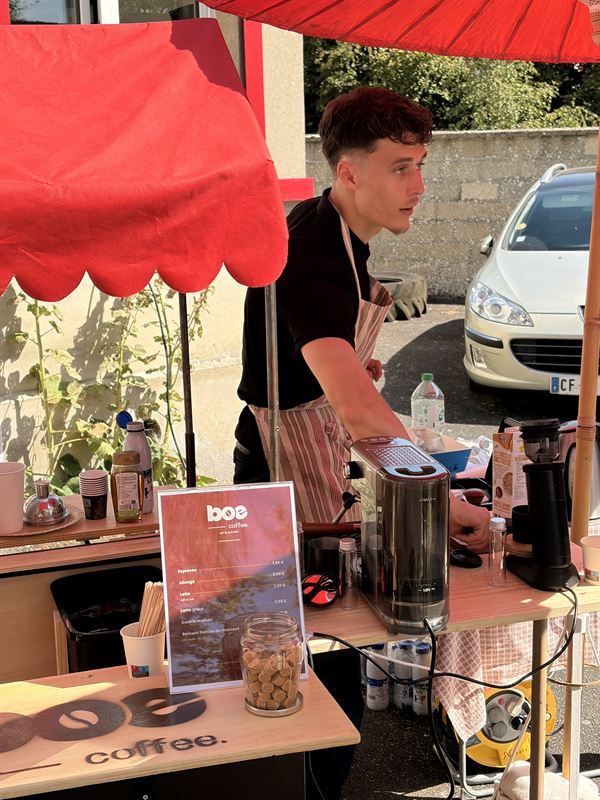 Préparation du café à la minute sur le stand Boé Coffee lors d'un événement