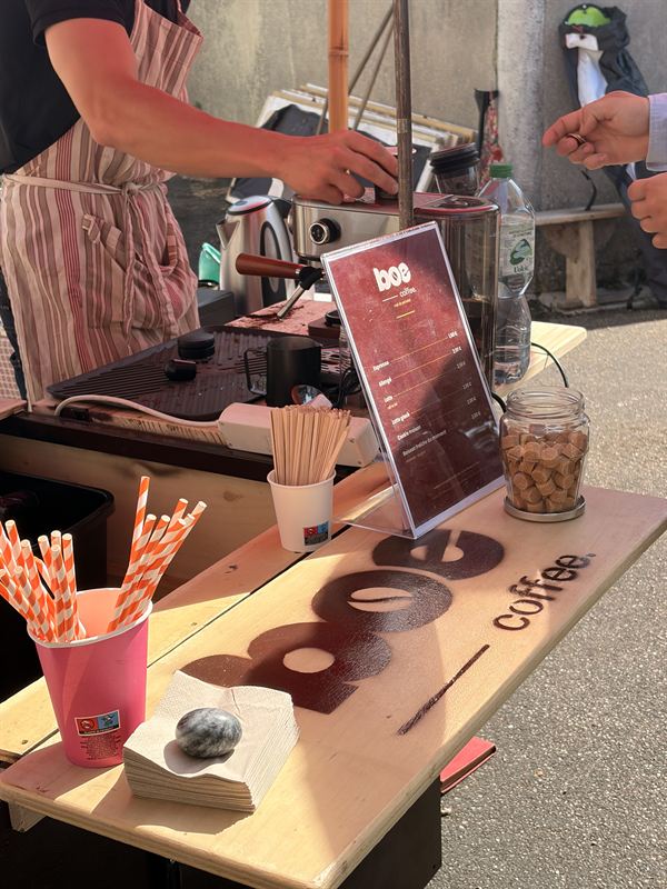 La carte des boissons Boé Coffee sur le comptoir, espresso, latte et cookie maison