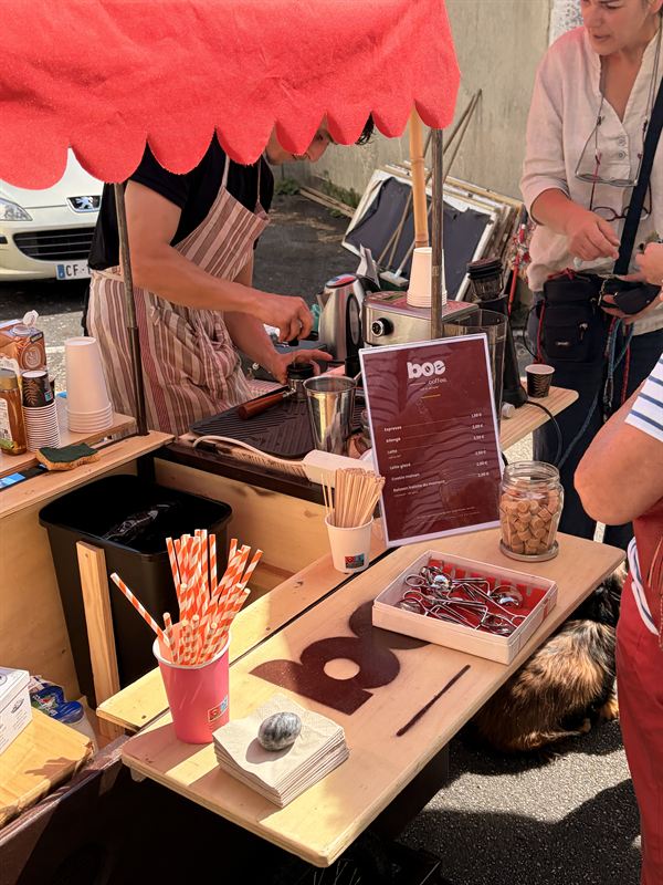 Comptoir en bois du triporteur avec la carte, les pailles et le sucre roux