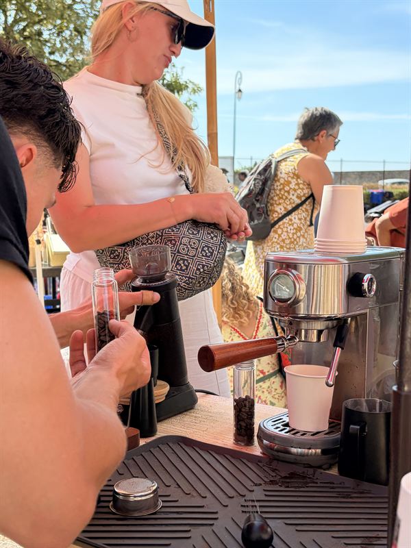 Moulin à café et machine espresso sur le comptoir du triporteur